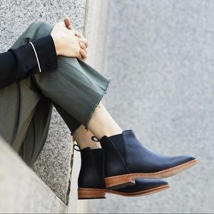 Nisolo Classic Chelsea boot in black, size 7